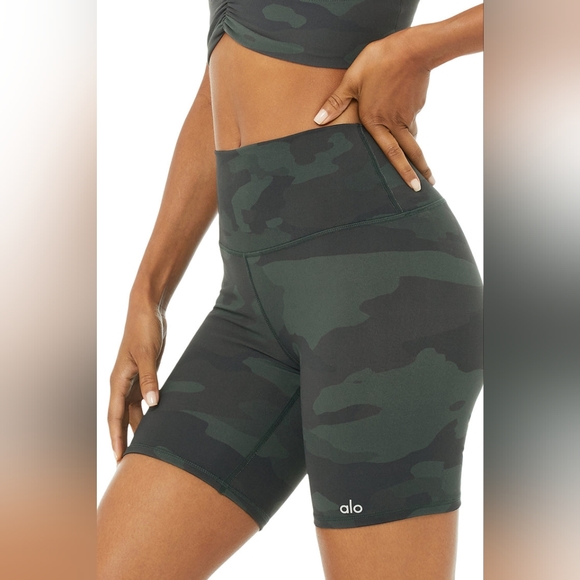 Alo yoga High rise vapor short in hunter camouflage size xs in great condition - Picture 2 of 6